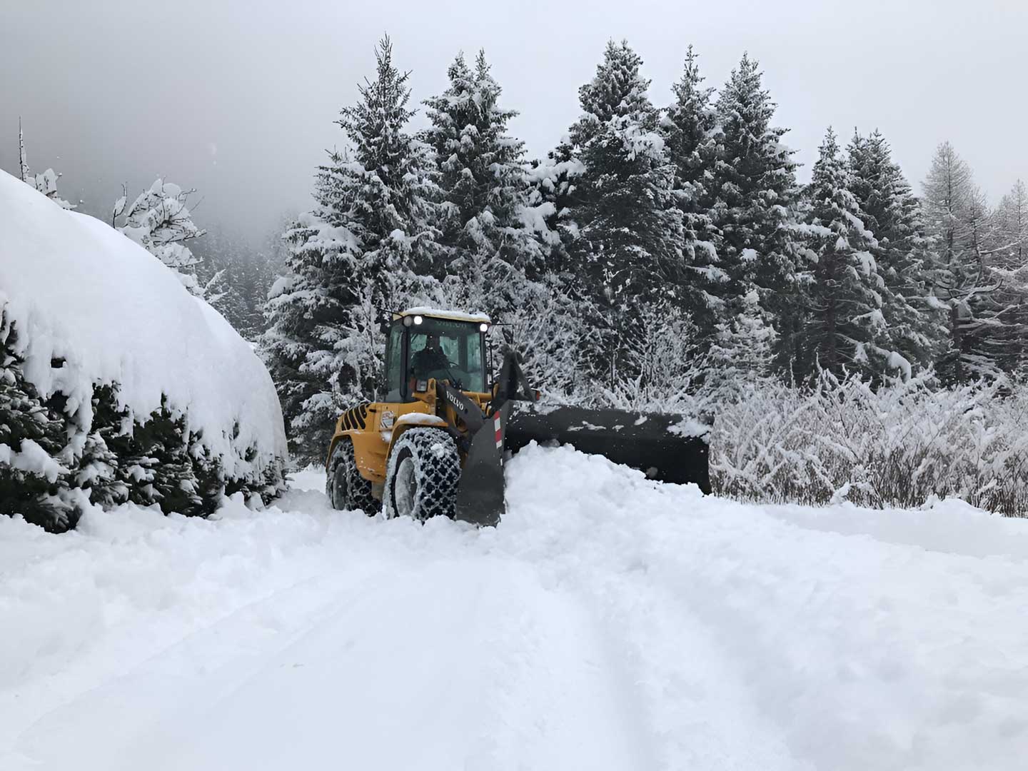 CHARGEUSE DE L'ENTREPRISE DE DÉNEIGEMENT YOANN DUCREY TP DANS LA VALLÉE DE L'ARVE AU PAYS DU MONT-BLANC