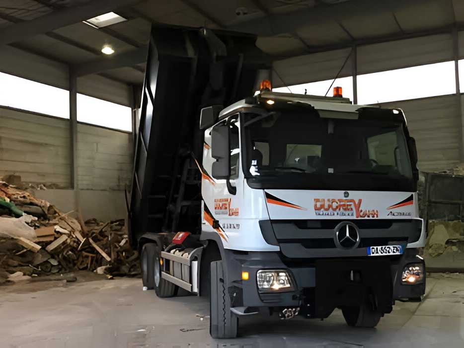 CAMION DE CHARGEMENT TRAVAUX PUBLICS