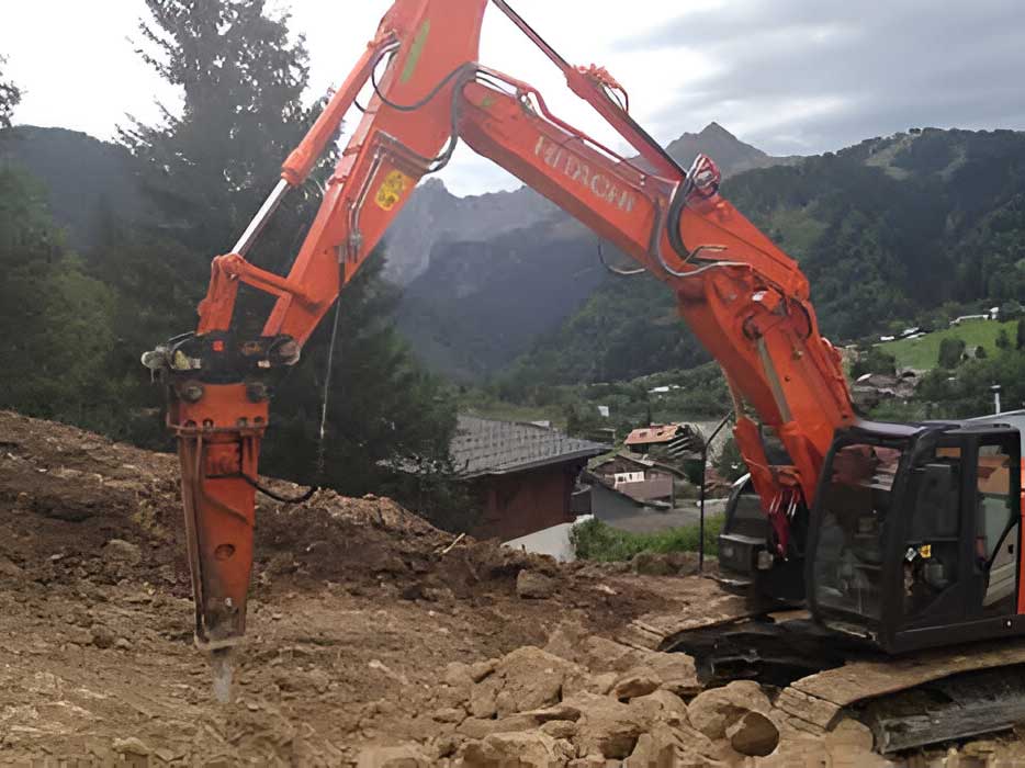 Travaux de terrassement dans la roche du côté de Megève