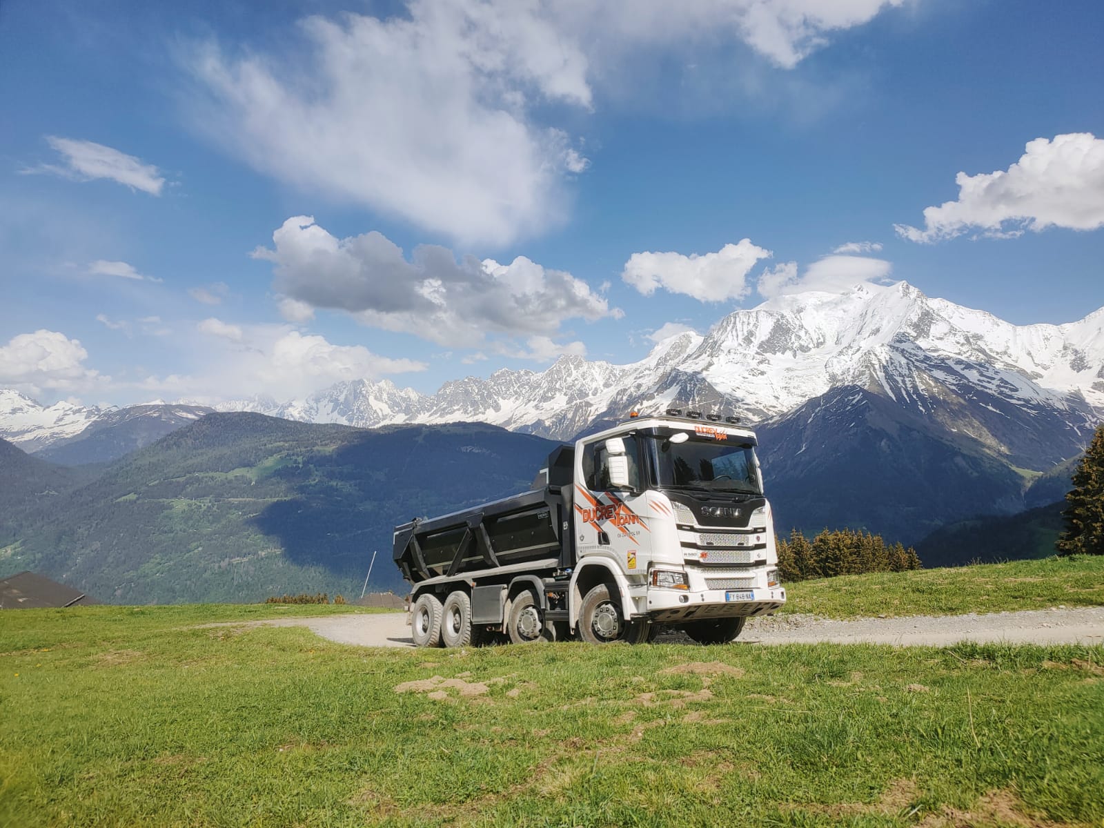 camion de chantier Yoann Ducrey TP PAssy, Megève, Chamonix